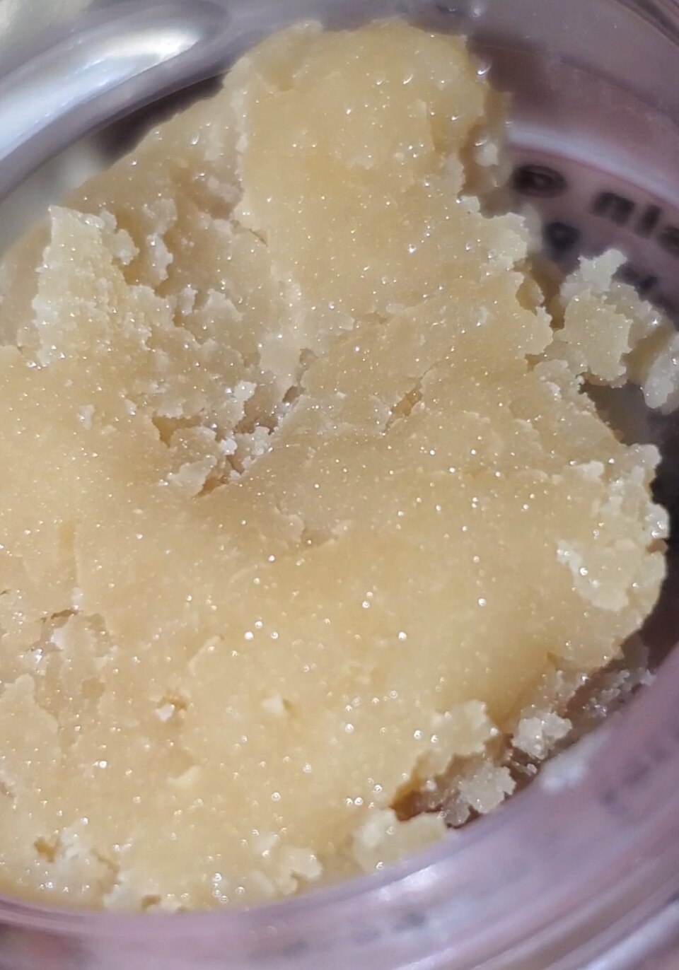 Hash rosin maturé avec une texture badder