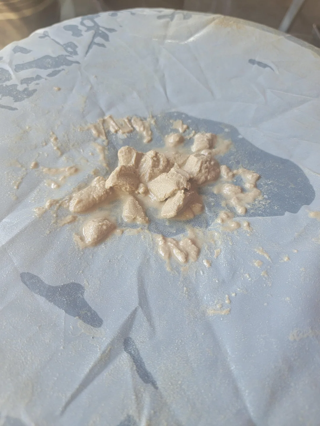 Bubble Hash fraîchement extrait sur papier sulfurisé avant le processus de séchage